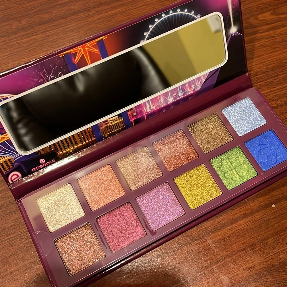 NEW Shimmer eyeshadow palette, 12 bold colors: Welcome to SIN CITY- Las Vegas - Picture 5 of 10
